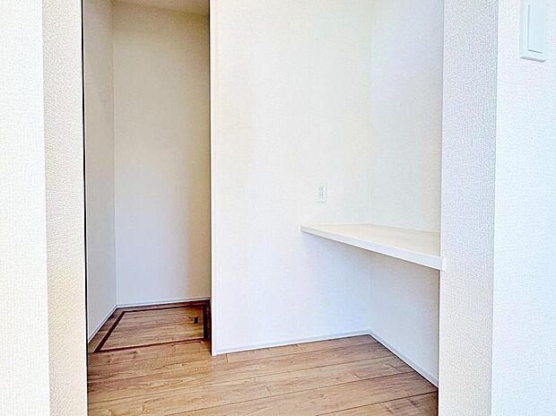 【リビング以外の居室】リビングに隣接したスタディコーナーは、お子様の勉強スペースや書斎など多用途にご利用いただけます♪収納付きなので、お部屋がすっきり片付きますね♪