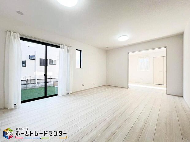 【リビング】南向きのLDKは採光も明るく風通し共に良好です。対面キッチンからはLDが見渡せるのでお子様が遊んでいる様子を見守りながら料理できます。また会話をしながらの調理も可能ですので家族との交流も深まりますね♪