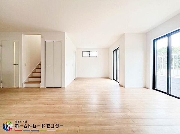 【リビング】広々としたリビングは南側に設けた掃き出し窓からたくさんの陽光を取り入れてくれます。家族が集まる空間ですからやはり明るさと、暖かさは大切です。広さがありますので家具の配置に悩まなくて済むのも良いです。