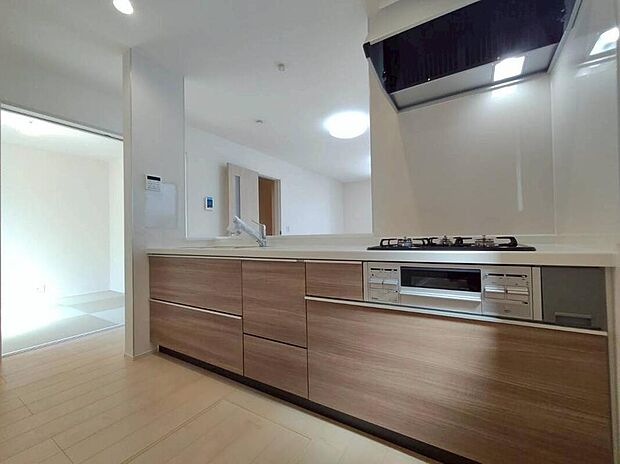 【キッチン】リビングのお子さんに目配りできる対面式カウンターキッチンを採用。食後は食器洗い乾燥機がアシスト。大型パントリーは、お子さんのリクエストメニューや急な来客にも余裕で対応できる便利な食品庫です♪