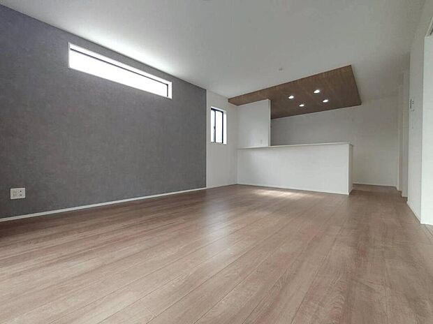 【リビング】家族の食事や団らんのほか、お子様を遊ばせたり友人を招いたりするLDKは住まいの中心。長時間過ごす場所だからこそ、陽当たりの良さ・居心地の良さなどお住まい探しの一番重要なポイントになります。