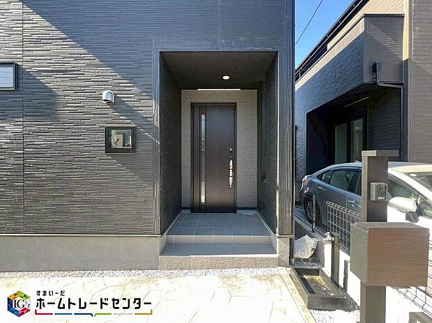 【玄関】玄関アプローチにはお洒落な階段を採用。玄関までの導線が明確になる他、お子様の急な飛び出し、水害にも強いメリットがあります♪ワンランク上のオシャレを兼ねそろえた玄関でお客様をお出迎えできます♪