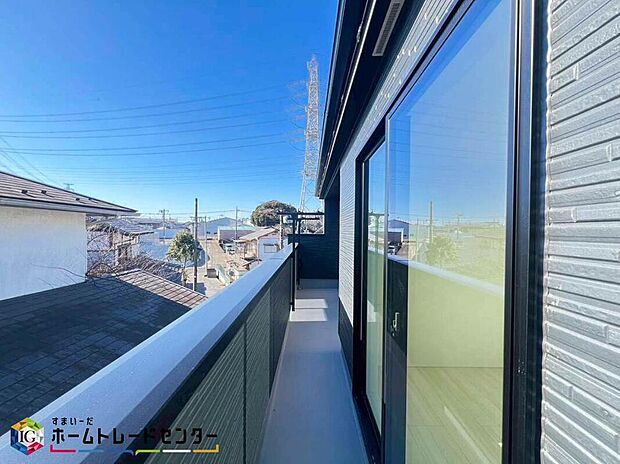 【バルコニー】南からの明るい光が差しこむ陽だまりの空間。南に大きく面したバルコニーでお洗濯も干せばあっという間に乾きそうで家事もスムーズにこなせますね!乾いたお洗濯物からは太陽の匂いが感じられる心地よさ。