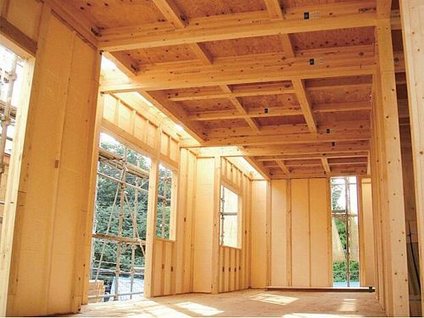 【水に強い成形型断熱材「ポリスチレンフォーム」】屋外からの湿気の影響を受けやすい外壁と１階床に”水に強い成形型断熱材”ポリスチレンフォームを採用。壁パネルに60ｍｍ厚、床に100ｍｍ厚を使用することにより断熱材の隙間を解消し、断熱性能、気密性能を高めます。

