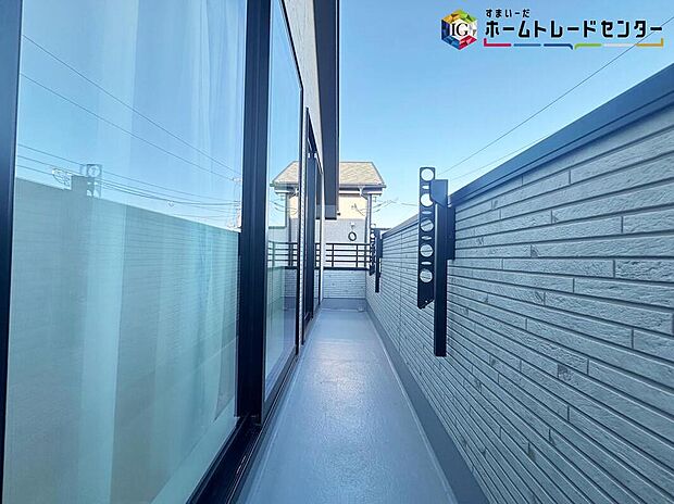 【バルコニー】南側に設置されたバルコニー。心地よい春の陽射しや暖かな風を楽しむことが出来る。晴れた日にはたっぷりの洗濯物や布団を干せます！