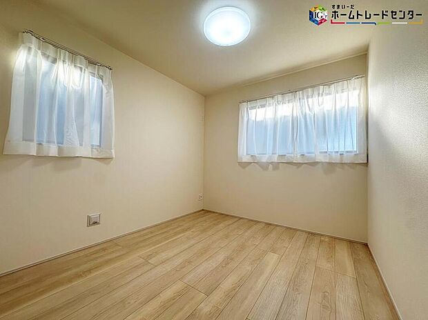 【リビング以外の居室】明るめのフローリングですので、壁紙ともマッチし、お部屋を更に広く見せてくれる効果も。
