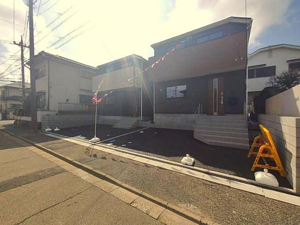 【前面道路含む現地写真】家族みんなが揃う場所だからこそ一番に陽当たりを考慮し明るくゆったりとくつろげる場所として設計しております。大切なお客様を迎えるリビングはいつも綺麗に保てるように♪収納もたくさんご用意しております♪