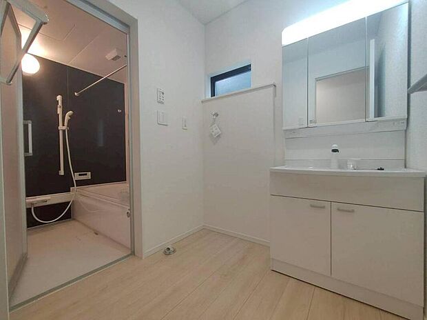 【洗面台・洗面所】ゆとりの洗面スペースで朝の身支度も快適スムーズに。3面鏡で髪のセットやお化粧もストレスなくこなせ、朝から気分良く通勤通学に向かえそうですね!鏡の裏にはたっぷりと収納スペースを標準装備!