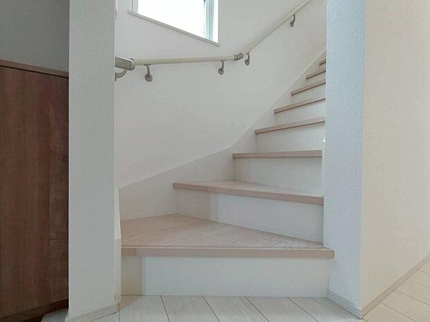 【その他内観】手すり付ですので階段などでつまずいた時、滑りそうになった時に、手すりがあればつかまることができますので、思わぬ転倒事故を防ぐことができます。年を重ねた後も膝や腰の負担を軽減してくれる役割を持ってます。