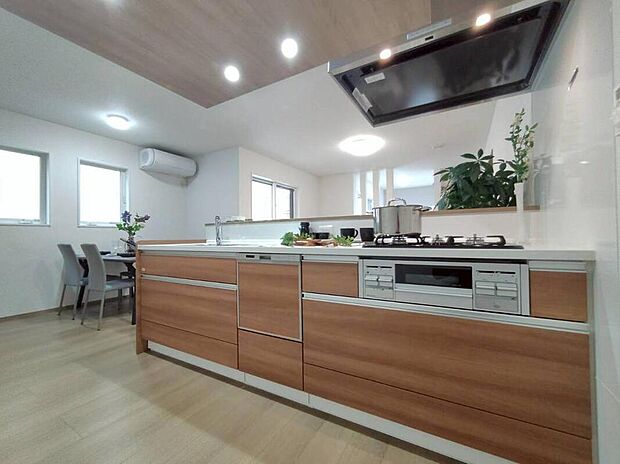 【キッチン】対面型のキッチンは家族との会話も取りやすくコミュニケーションも自然に増える嬉しい間取です。キッチン横には小窓を設けておりますので、料理中の気になる匂いもすぐに換気ができるのも嬉しいポイントです♪