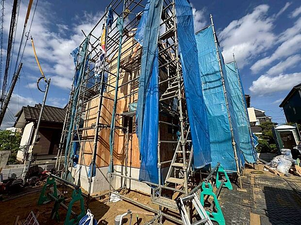 【現地外観写真】閑静な住宅地に馴染む落ち着いた色合いの外観。長く愛着を持って住んで頂きたいからこそ飽きのこないシンプルな色目に仕上げました。外壁には耐久性・防汚性に優れたサイディング材を使用しております！