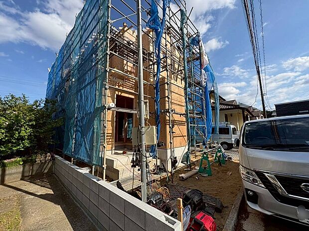 【前面道路含む現地写真】毎日のお散歩も快適な緑に恵まれた閑静な住宅地は、伸び伸びスローライフを叶えてくれます。自然豊富な季節の移ろいを身近に感じられる環境で子育てすれば、お子様もきっと素直に成長してくれるはずです！