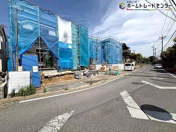 【前面道路含む現地写真】ここに住むだけで、毎日がちょっと特別になりそう。そんな素敵な見晴らしが広がる住まいです。まずは周囲の環境や外観だけでも、お散歩がてら気軽に見に来ませんか？気軽にお問い合わせください。