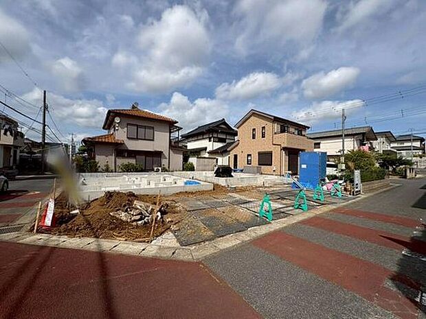 【前面道路含む現地写真】良好な住環境が守られてきたこの街に、凛とした空気を醸す住宅。穏やかな空気の流れる落ち着いた住環境です。ぜひ、現地へ足をお運びいただき実際の環境・陽当たりをご確認下さい。

