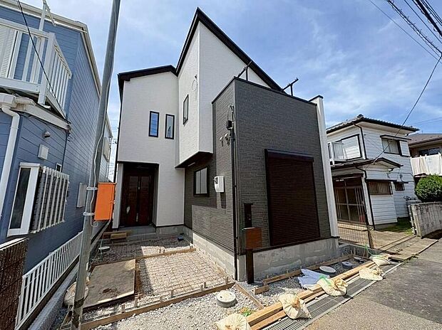 【現地外観写真】堂々とした佇まいが街並みに映える、洗練されたデザインの外観です。