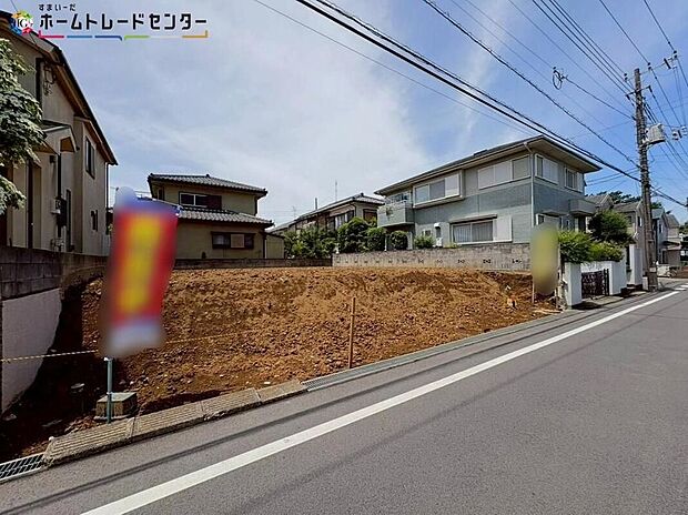 【前面道路含む現地写真】美しい緑と良好な住環境が守られてきたこの街に、新築戸建てが誕生致しました。穏やかな空気の流れる落ち着いた住環境です。ぜひ、現地へ足をお運びいただき実際の環境・陽当たりをご確認下さいませ♪