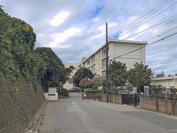 佐倉市立上志津中学校(約700m)