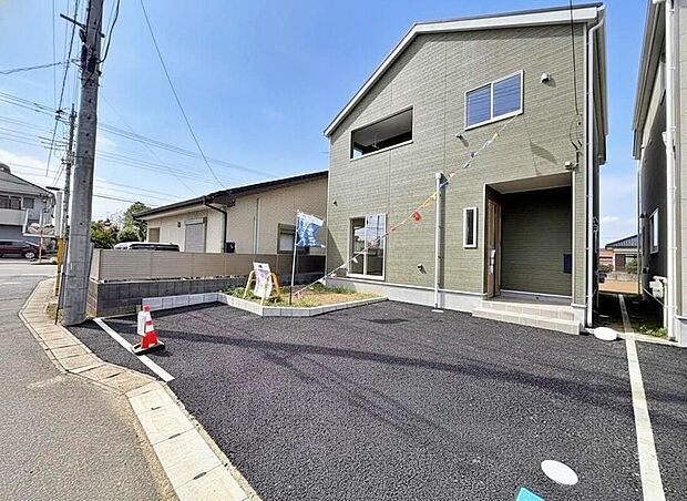 【現地外観写真】美しい緑と良好な住環境が守られてきたこの街に、新築戸建てが誕生致しました。穏やかな空気の流れる落ち着いた住環境です。ぜひ、現地へ足をお運びいただき実際の環境・陽当たりをご確認下さいませ♪
