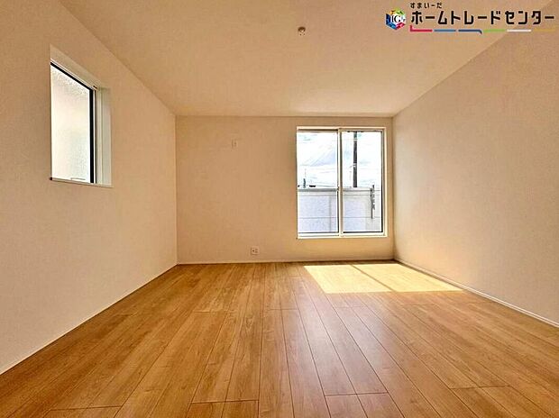 【リビング以外の居室】南向きの主寝室は採光も明るく風通し共に良好です。ダブルベッドのサイズのベッドを配置しても十分な広さを確保できる寝室です♪