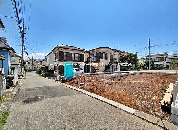 【前面道路含む現地写真】当物件のご案内につきましては、営業スタッフが丁寧に御対応します♪防犯カメラ&人感センサー付玄関灯&ディンプルキー採用で防犯面にも配慮したお住まいです!