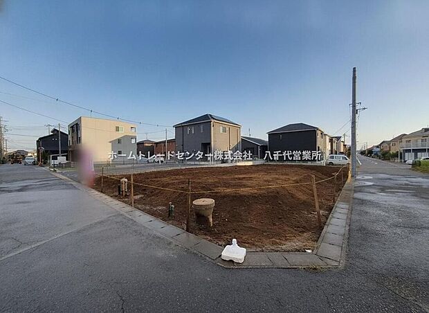 【前面道路含む現地写真】西側6m市道・北側6m市道に面し、1号棟は角地。駐車3台分や道路との距離感、周辺の見え方まで現地で確認できます。ぜひご覧ください。