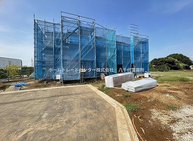 【前面道路含む現地写真】良好な住環境が守られてきたこの街に、新築戸建てが誕生します。穏やかな空気の流れる落ち着いた住環境です。【現地2026年9月撮影】