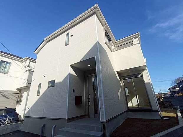 白を基調とした清潔感あふれる外観。青空に映えるスタイリッシュなデザインです