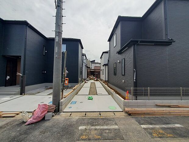 前面道路含む現地写真です