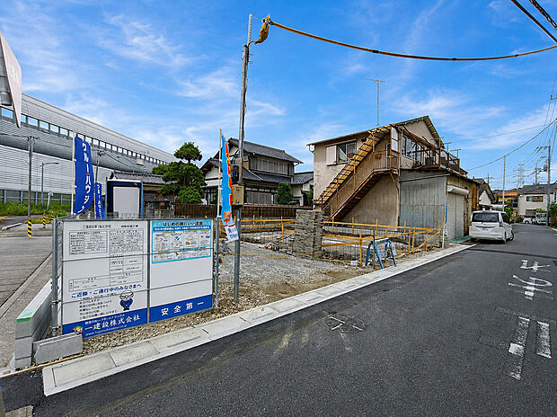東南角地につき陽当たり・開放感良好！土地44坪超、並列2台駐車可能なゆとりある3LDK新築戸建です。