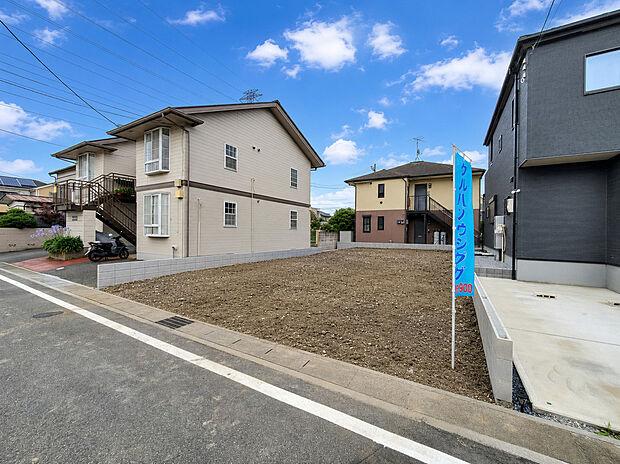 駐車スペース付きで日々の車利用にも便利。八潮駅までバス19分、通勤・通学やお出かけにも利用しやすい住環境です。