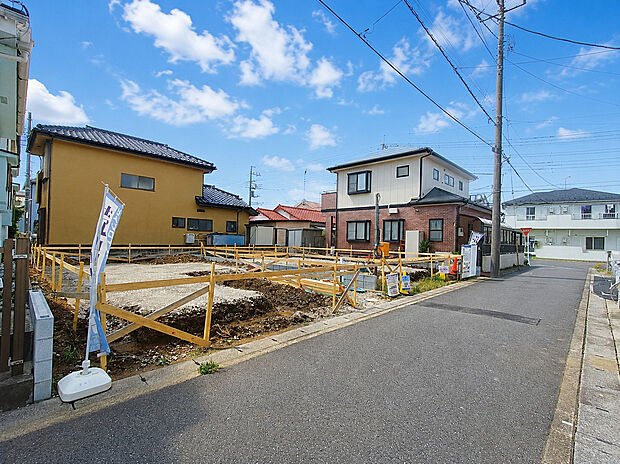 前面道路含む現地写真です 現在、完成に向けて工事が進んでいる新築戸建です。少しずつ形になっていく住まいを見ながら、これから始まる新生活を思い描いていただけます。