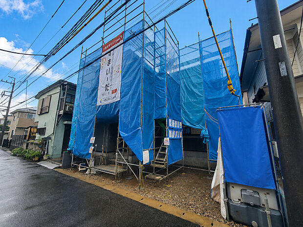前面道路含む現地写真です ただいま心を込めて建築を進めています。完成前の段階から現地をご覧いただくことで、実際の暮らしをより具体的にイメージできます。