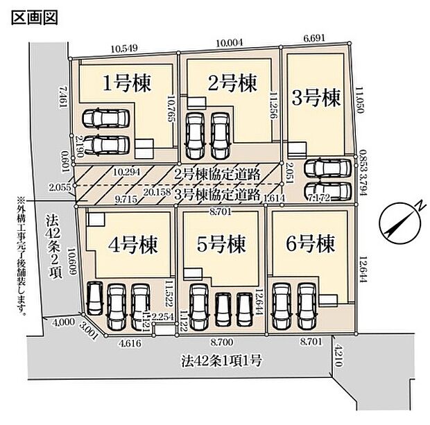 敷地内の建物配置や道路との位置関係を確認できる区画図です。採光や通風、駐車スペースなど、実際の暮らしをイメージしながらご覧ください。