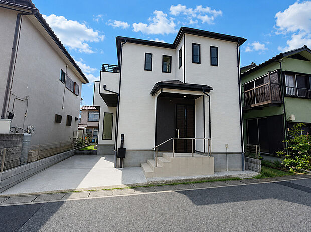 シンプルで上品な外観デザイン。派手すぎず落ち着いた印象で、街並みに調和しながらも住まいとしての存在感があります。