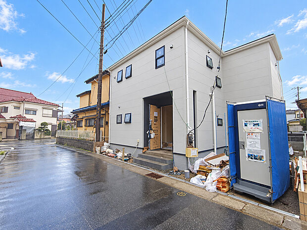 前面道路含む現地写真です 完成に向けて順調に建築が進んでいます。新築ならではの設備や間取りを備えた住まいで、新生活への期待が膨らみます。