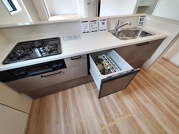 【キッチン】食器洗浄機が後片付けをサポート!食事後の家族のくつろぎタイムをゆっくりもてます♪