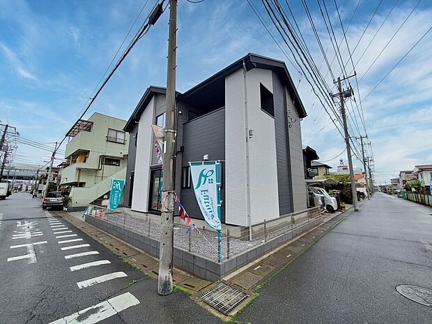 【外観】開放感のある角地に位置し、2方向が道路に面した明るく風通しの良い立地が魅力の新築戸建です。隣接建物との圧迫感が出にくく、現地でもゆとりを感じやすい住環境。