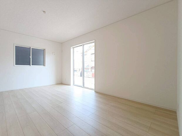 【居間・リビング】柔らかな色合いのフローリングと清潔感の溢れるクロスが明るい空間を創り出しているリビングダイニング