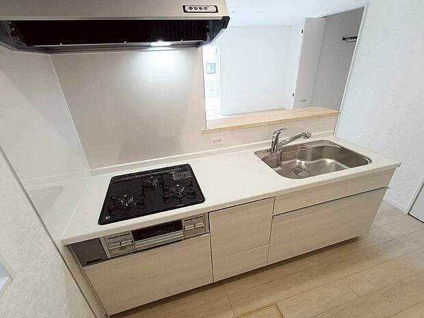 【キッチン】全体を見渡せるカウンターキッチン。白を基調とした清潔感のある色味です