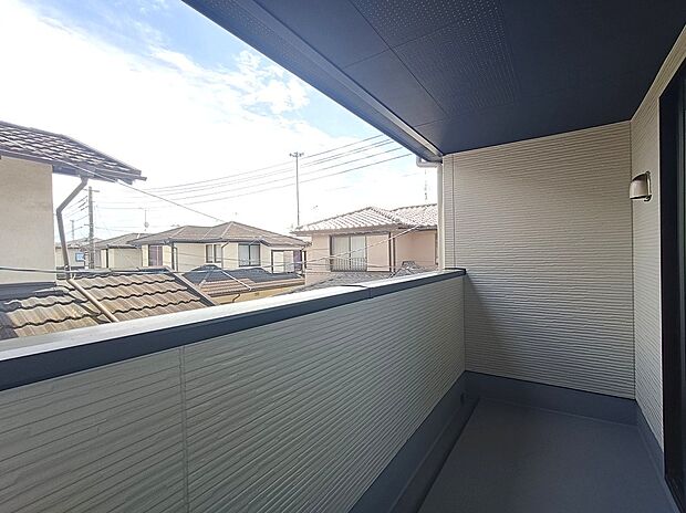 【インナーバルコニー】急な雨でも安心な屋根付きのインナーバルコニー。
奥行きにゆとりがあり、天候を気にせずに
お洗濯物を干せるのが嬉しいポイントです。