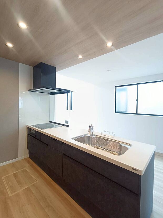 【キッチン】キッチンからリビングが見渡せるので、お子様を安心して遊ばせながら家事ができますね