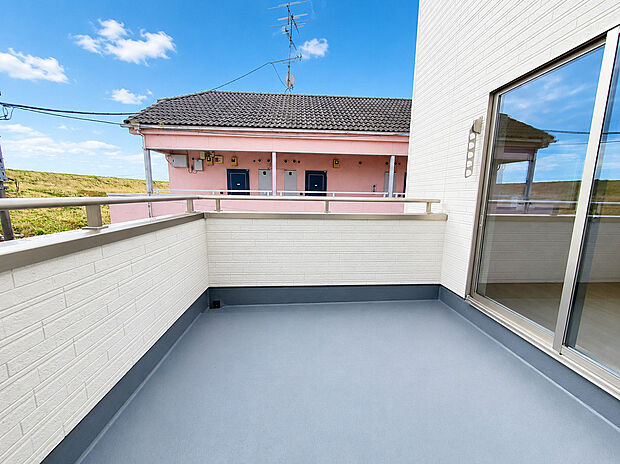 【広いバルコニー】広々としたバルコニーが魅力の新築戸建。洗濯物をゆったり干せるだけでなく、外の空気を感じながら気分転換できる開放的なスペースです。現地で広さをご確認ください。
