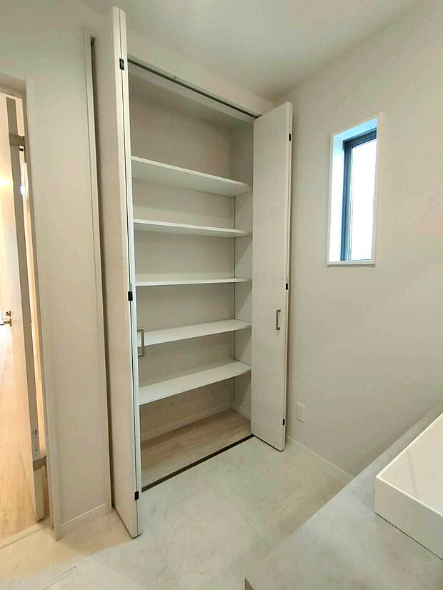 【洗面】ゆとりある空間設計の独立洗面台。朝の慌ただしい時間帯でも快適に利用でき、家族全員が気持ちよく一日を始められるサポートをしてくれます。