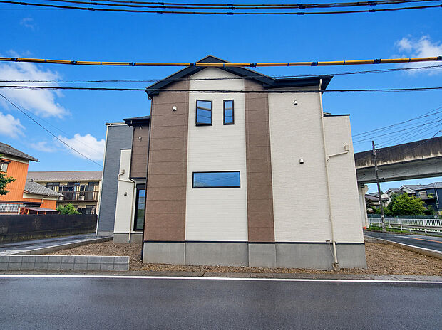 【外観】三郷中央駅徒歩10分の利便性。角地ならではの明るさとゆとりを感じられる住まいが誕生します。