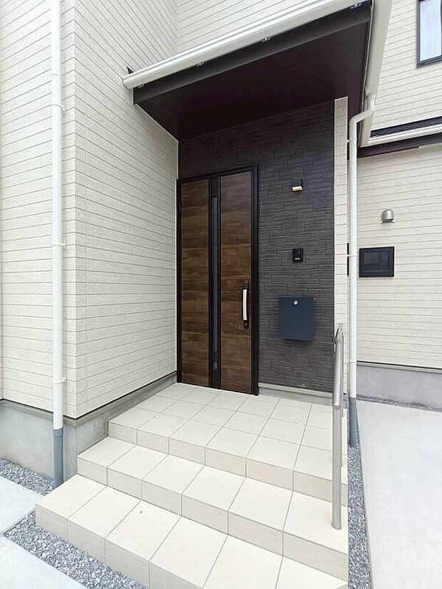 【玄関】お客様をお迎えする玄関は落ち着いた雰囲気