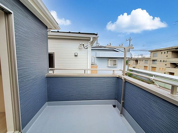 【バルコニー】奥行きのあるバルコニーは洗濯物を干しやすく、物干し金物付き。空が広く感じられる開放的なスペースです。