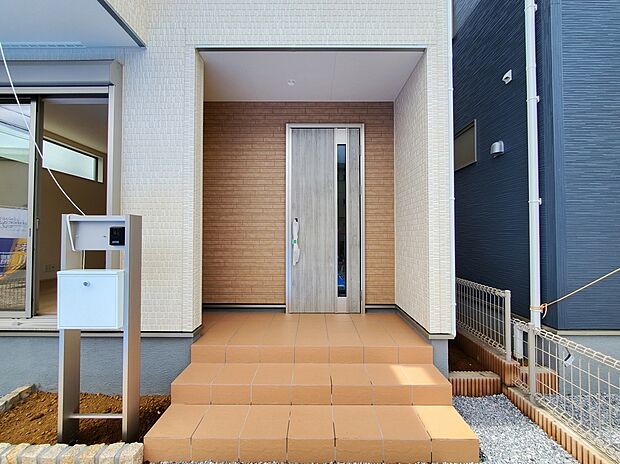 【玄関】明るく清潔感のある外観デザイン。玄関ポーチや駐車スペースも確認しやすく、完成後の暮らしをイメージしやすい一棟です。