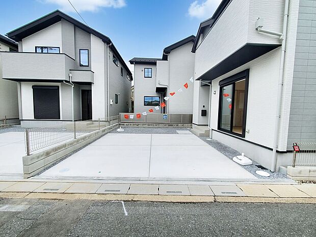 【駐車場】並列駐車2台可能なゆとりあるカースペース。車の入れ替えがしやすく、ご夫婦で車を使うご家庭や来客時にも便利な住まいです。