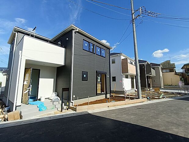 【外観】ご家族の新しい暮らしを彩る新築戸建が続々完成。家具の配置や日々の生活をイメージしながら、実際のお部屋をご見学いただけます。ご予約受付中です。