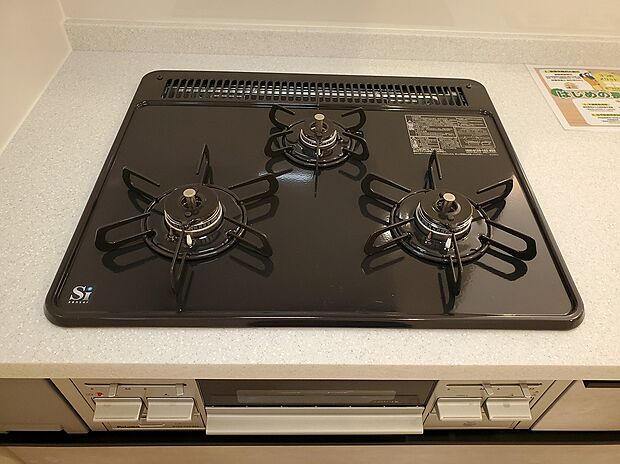【コンロ】同時調理に便利な3口コンロを完備。毎日の暮らしを豊かにする、先進の機能が詰まった快適なキッチンです。